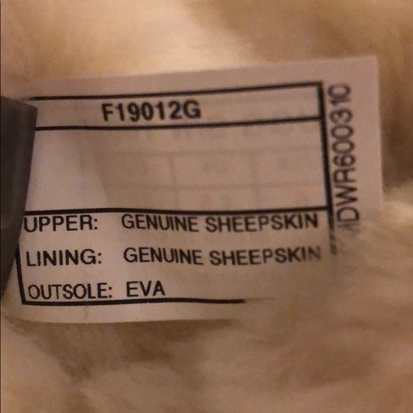 Silver UGG boots with wooden button - Picture 5 of 5